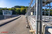 Gerüst an der Staumauer - Die Aufbauarbeiten des Gerüstes an der Staumauer der Listertalsperre hatten gerade erst begonnen. • © ummeteck.de - Silke Schön